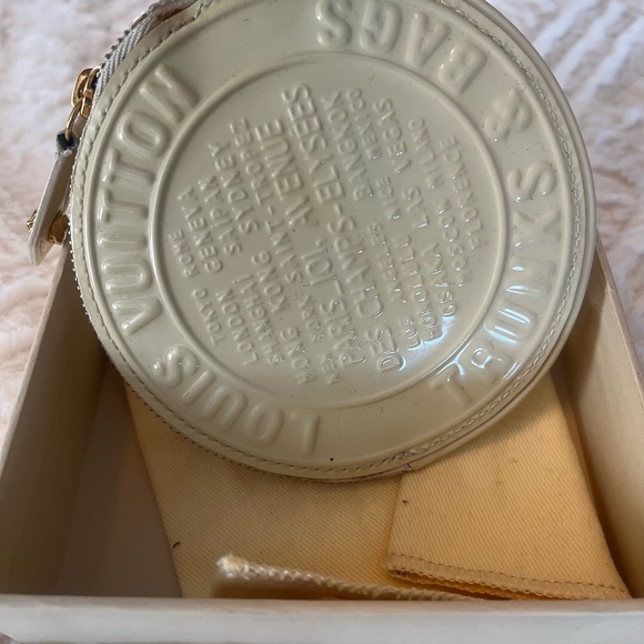 LOUIS VUITTON
Limited Edition Perle Vernis Trunks & Bags Round Coin Purse - Picture 13 of 13